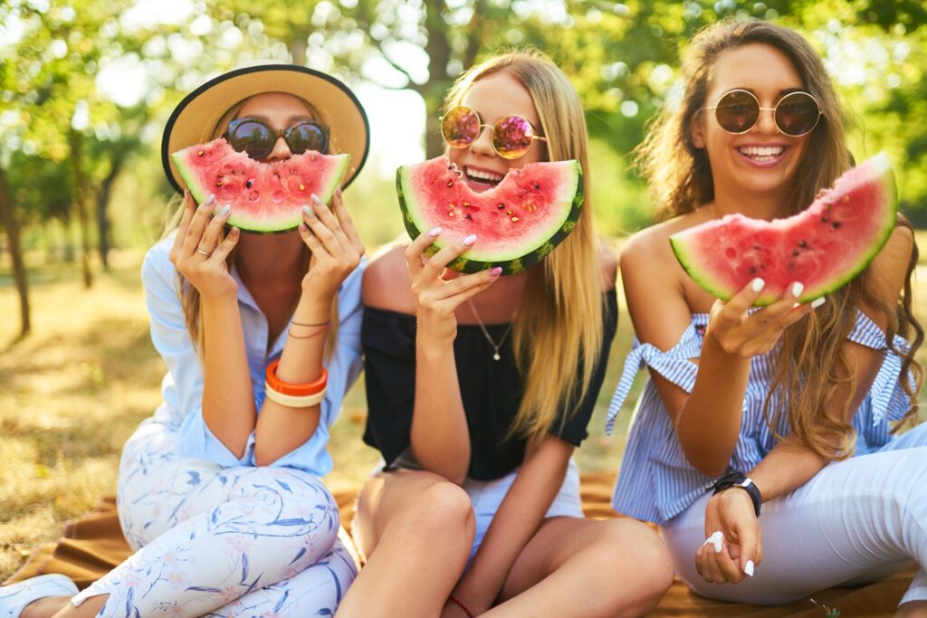 Tres chicas comiendo sandía | Salud Bucodental | Caries | Dentista Madrid Río