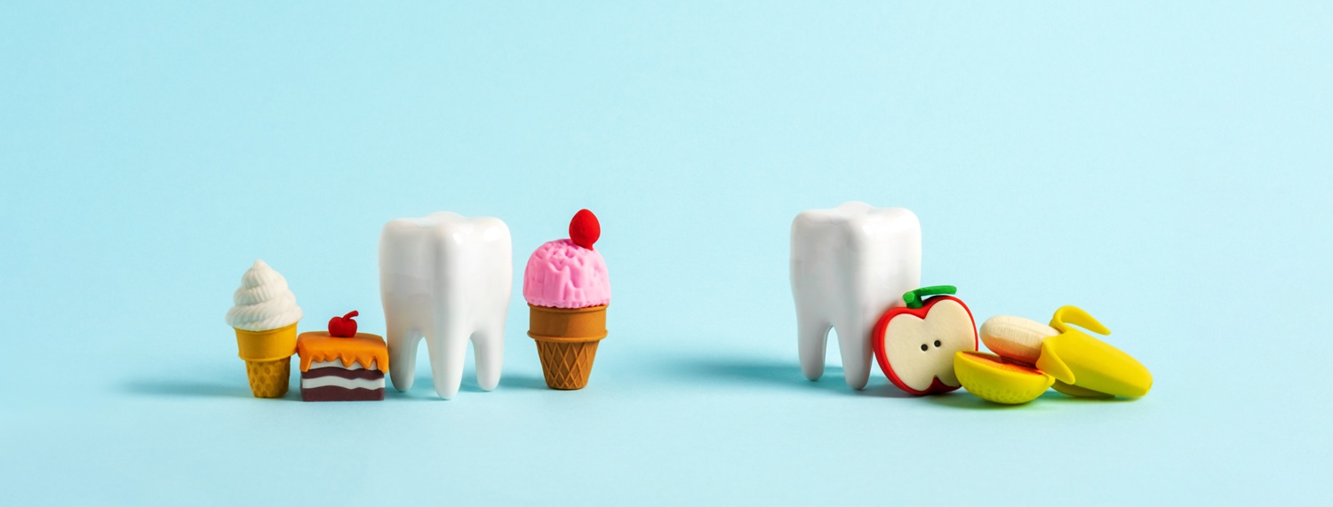 Imagen de muelas junto con helados y frutas | Salud Bucodental | Caries | Dentista Madrid Río