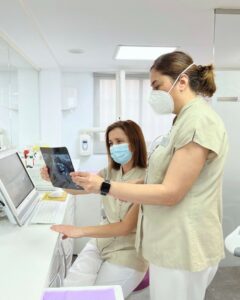 Cristina y Virginia viendo una radiografía dental | Dentista en Madrid Rio | Implantes Dental | Centro Dental