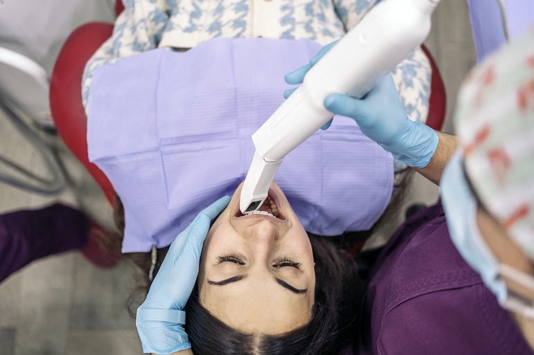 Paciente dentista donde realizan prueba 4D con | Escáner Intraotal | Tratamientos Dentales | Clínica Dental Madrid
