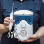 Irrigador dental: qué es, cuándo usarlo y para quién está recomendado según tu dentista en Madrid