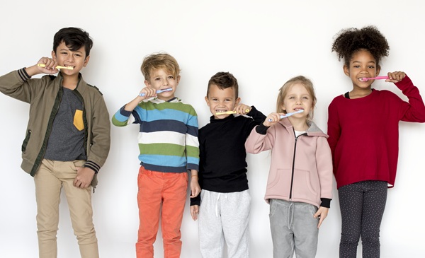 Niños cepillandose los dientes | revisiones dentales infantiles | Clínica Dental Madrid Río | Clínica Larrañaga | Vuelta al Cole