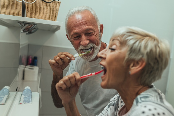 Pareja de la tercera edad lavándose los dientes | Mal Aliento | Salud Bucodental | Clínica Dental en Madrid Río