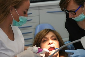 Imagen de mantenimiento de implante a un paciente | Tratamiento de periodoncia | Dentista implantes | Tratamiento del ronquido