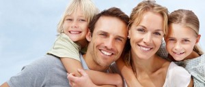 Imagen de una familia | Carilla dental | Endodoncia dental | Implantes