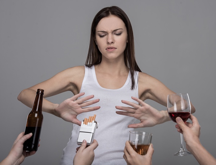 Mujer rechazando tabaco y alcohol | Sequedad bucal: cómo afecta a tus dientes y encías