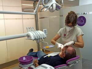 Dentista realizando tratamiento a un paciente | Dentista en Madrid Rio | Implantes Dental | Centro Dental