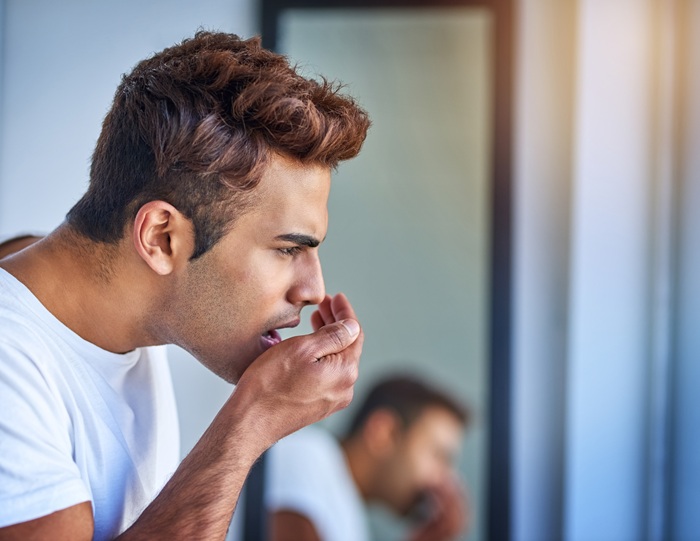Hombre oliendo su aliento | Sequedad Bucal | Salud Bucodental | Clínica Dental Madrid