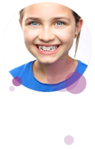 Imagen de niña sonriendo con aparato | ortodoncia invisible con alineadores | Clínica dental Larrañaga | Ortodoncia transparente
