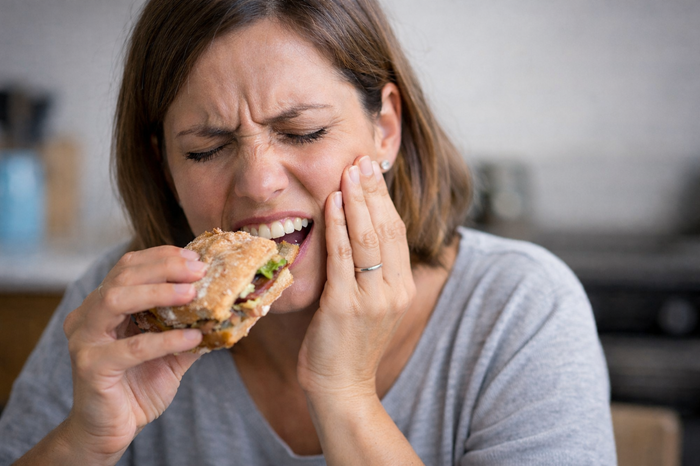 Dolor al masticar: causas frecuentes y cuándo acudir al dentista en Madrid