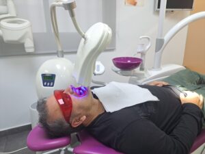 Paciente realizando tratamiento dental | blanqueamiento dental | Estética dental | Clinica dental Madrid | Clinica dental Larrañaga