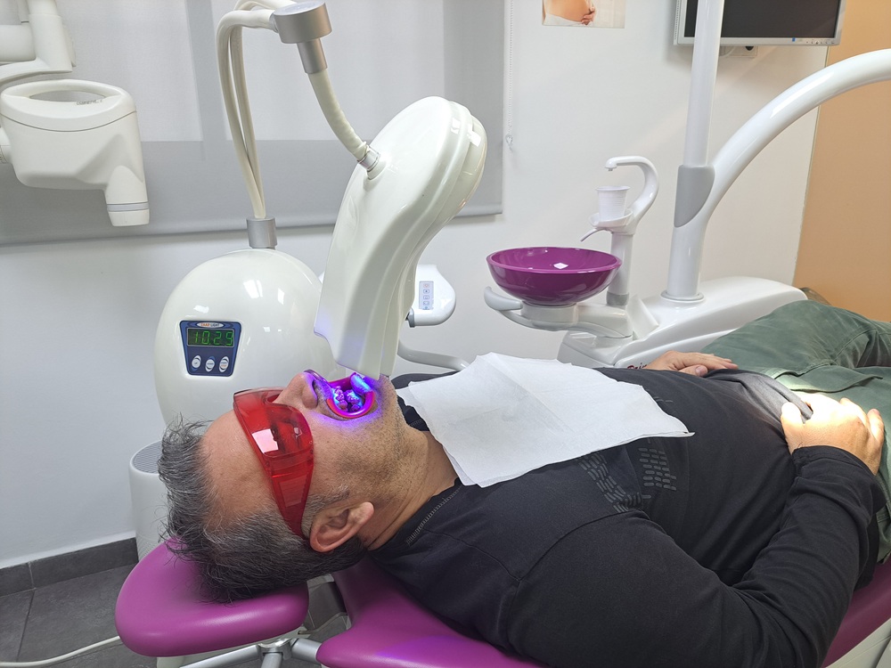 Paciente realizando tratamiento dental | blanqueamiento dental | Estética dental | Clinica dental Madrid | Clinica dental Larrañaga