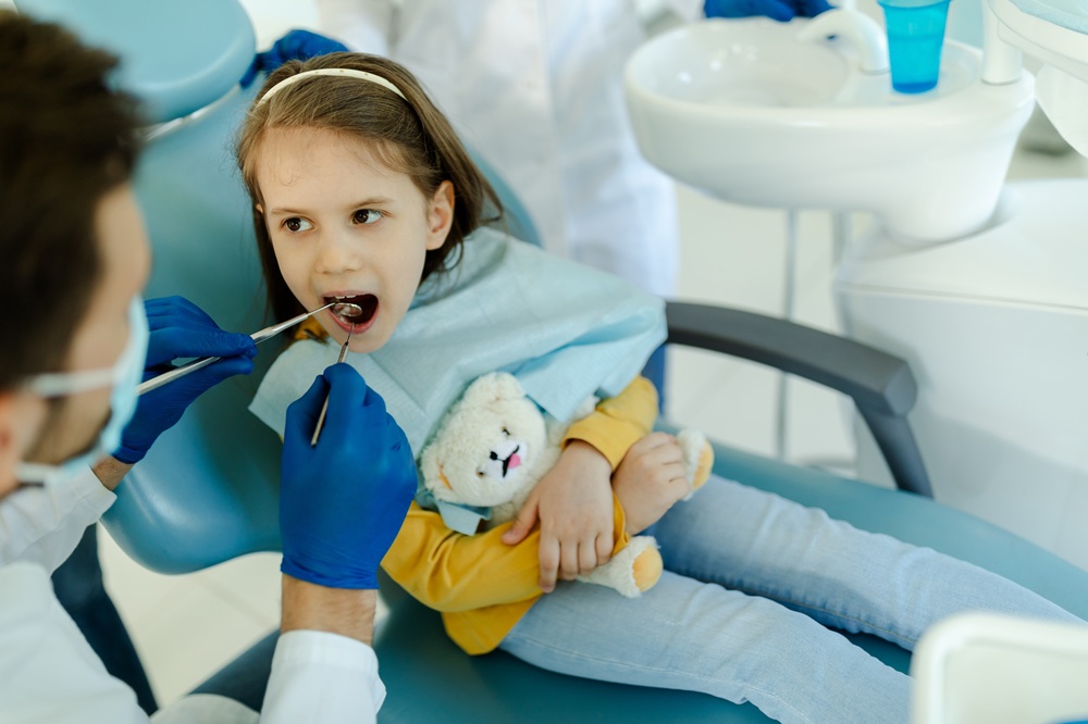 Niña en el dentista agarrando un peluche | Primera Revisión Dental | Odontopediatría | Dentista Madrid Río