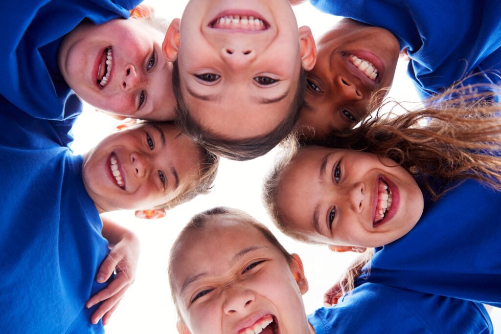 Selfie niños en circulo sonriendo | revisiones dentales infantiles | Clínica Dental Madrid Río | Clínica Larrañaga | Vuelta al Cole