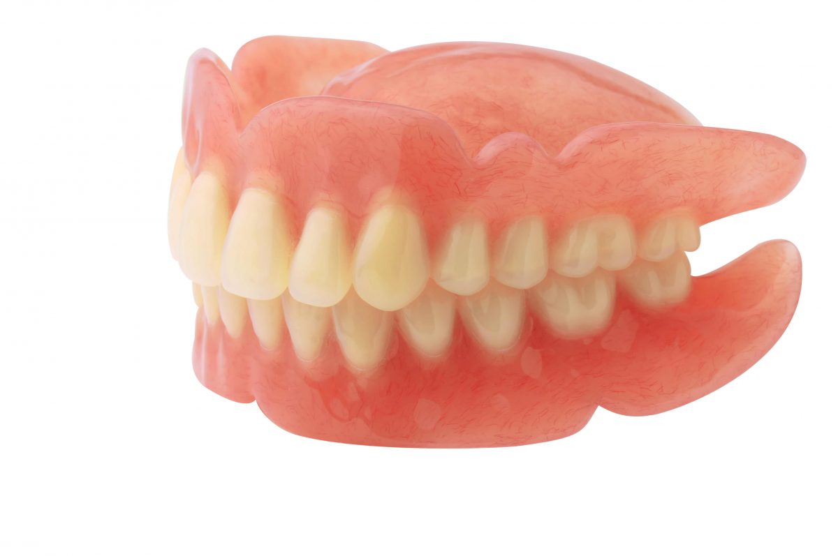 cómo cuidar las dentaduras postizas - Clínica Dental Larrañaga