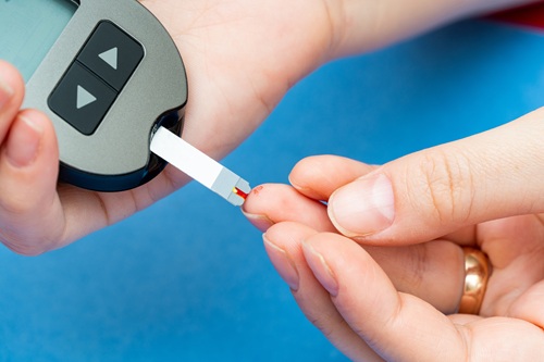 Imagen de persona haciéndose un test de glucemia | Soy Diabético | Salud Bucodental | Dentista en Madrid