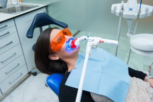 Paciente recibiendo blanqueamiento dental | Alineadores invisibles | Tratamiento ortodoncia invisible | Dentista en Madrid rio