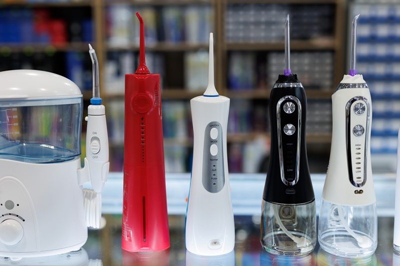 Imagen que muestra los tipos de irrigadores dentales del mercado | Irrigador Dental | Dentista en Madrid | Clínica Larrañaga